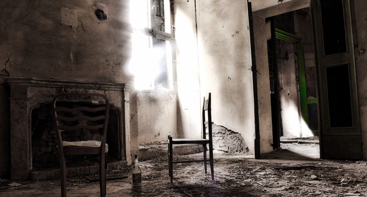 Conceptualizing Urban Exploration as beyond Tourism and as Anti-tourism
