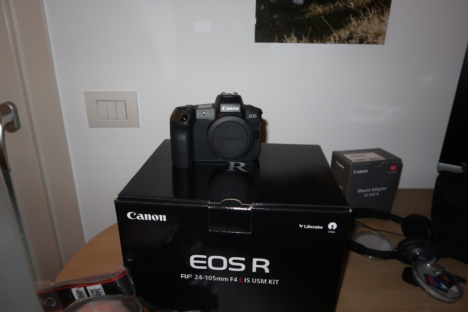 Eos r8 body. Canon r body коробка. Непонятный девайс в коробке Canon r5. Canon r body фото коробки. Canon r что входит в комплект.