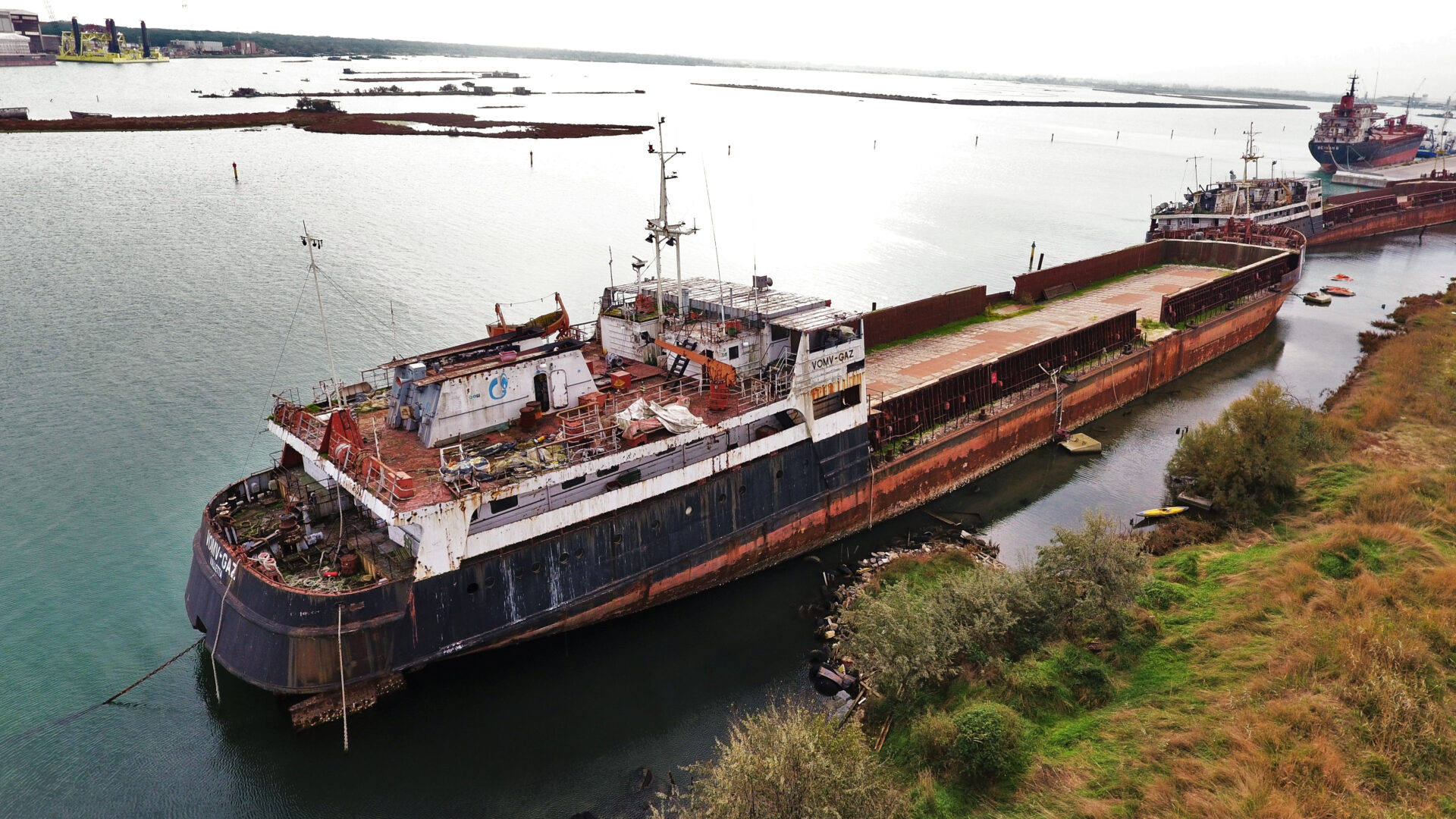 Il cimitero delle navi abbandonate a Ravenna: ecco la storia