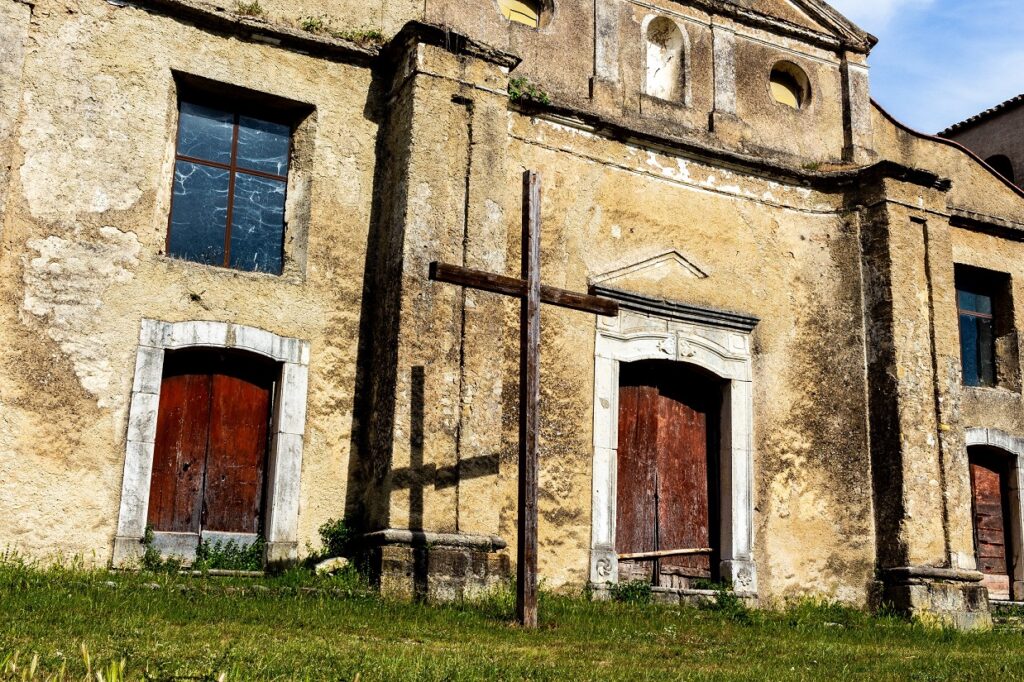 Chiesa abbandonata a Roscigno Vecchia - Paesi Fantasma - Italia abbandonata