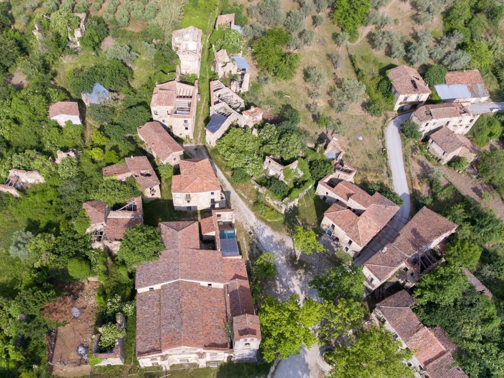 Vista dall'alto con il drone del paese fantasma di Roscigno Vecchia.