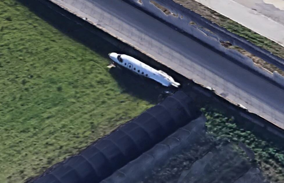 L'aereo abbandonato in un campo a Napoli