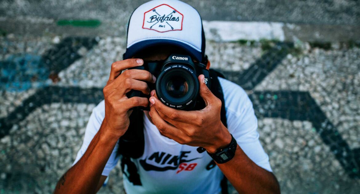 come tenere la fotocamera
