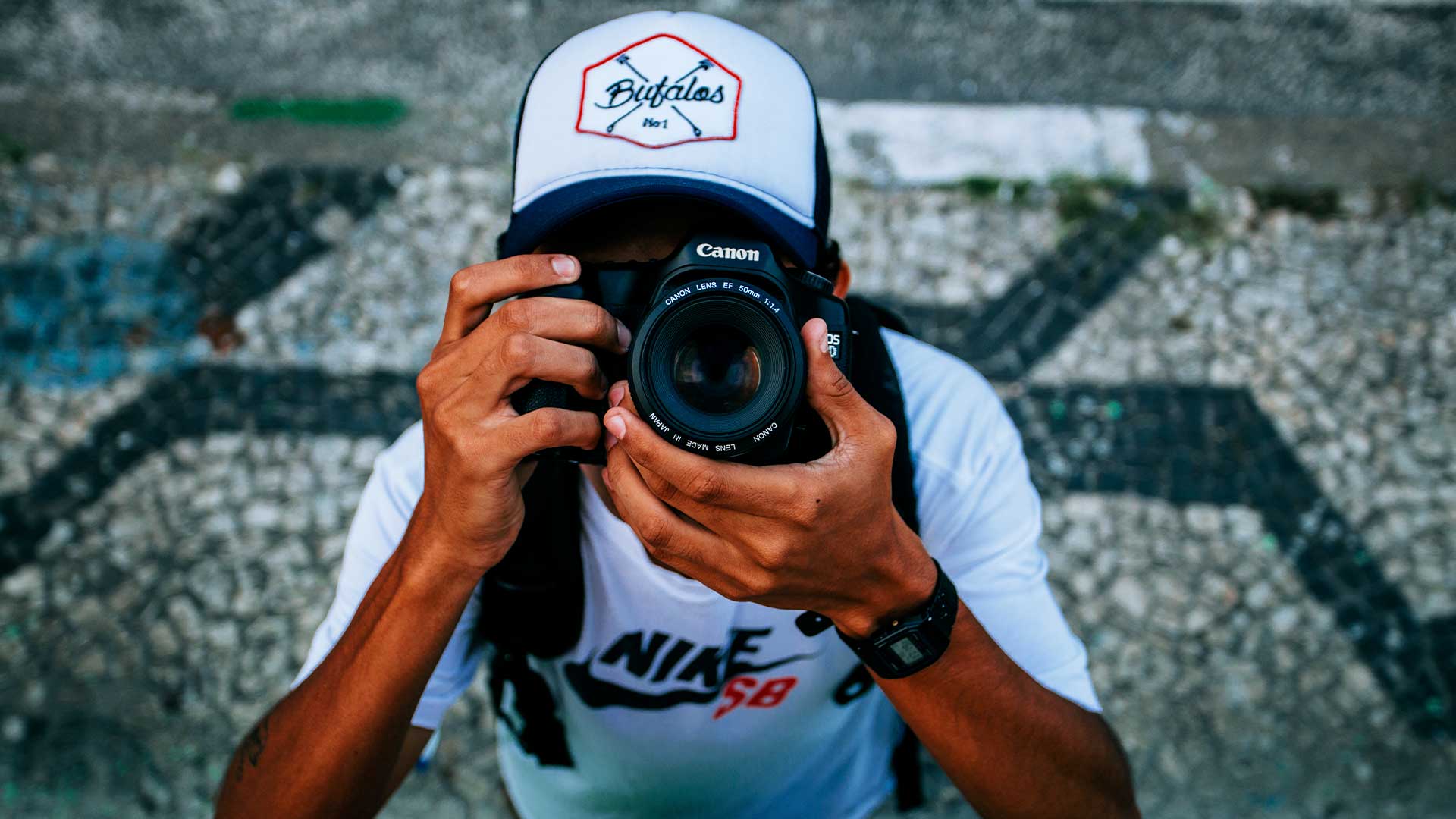come tenere la fotocamera