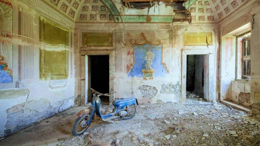 Villa Vespa: la villa abbandonata con la moto nel soggiorno - Urbex