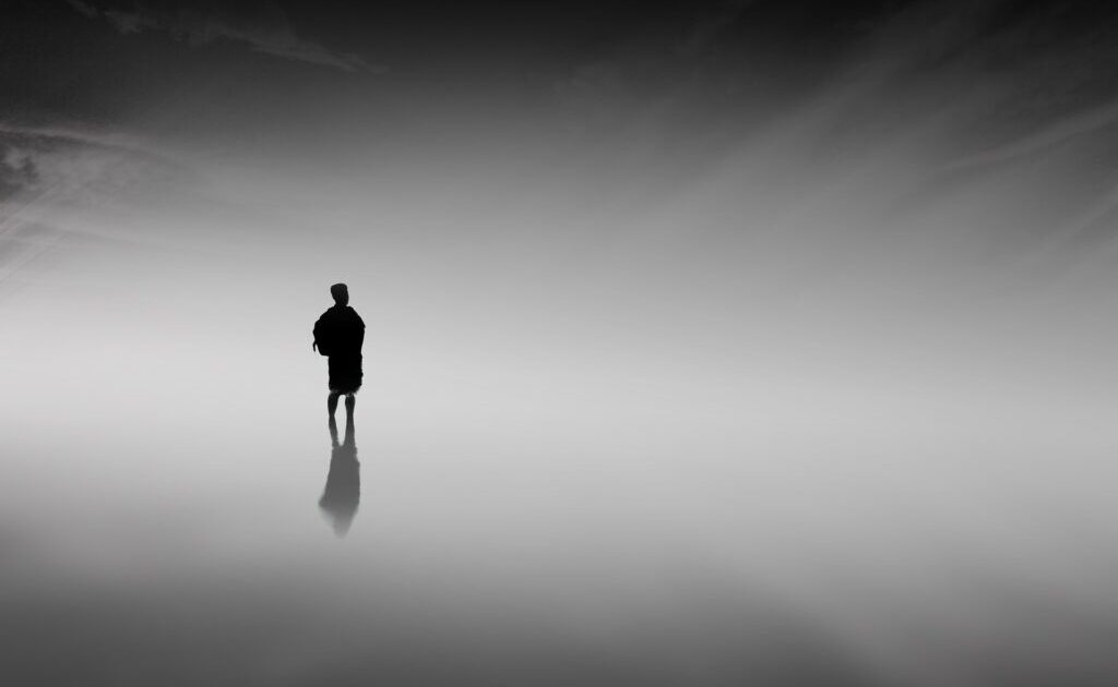 Mare, nebbia, pochissime persone intorno, sembra quasi di essere soli - Pensieri e parole - Poesia