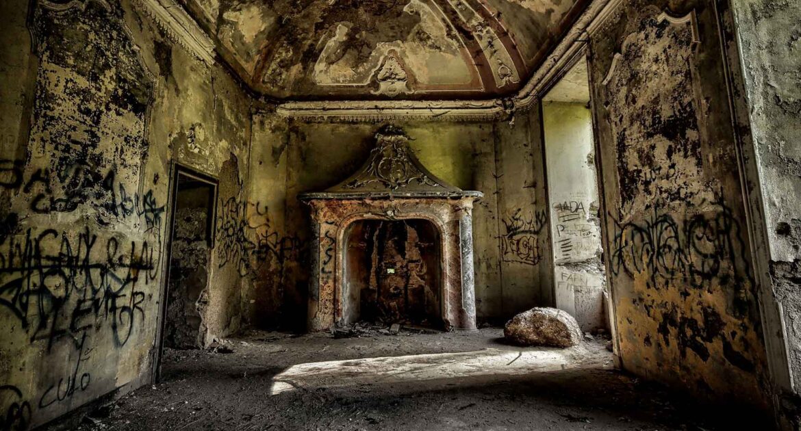 Villa De Vecchi - I 10 luoghi abbandonati più affascinanti d'Italia - Urbex